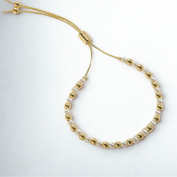 Elegant Gold and Pearl Bracelet - Picture 2 of 2